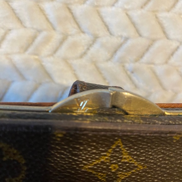 Louis Vuitton monogram kisslock wallet- FULL INCLUSION - Picture 9 of 16